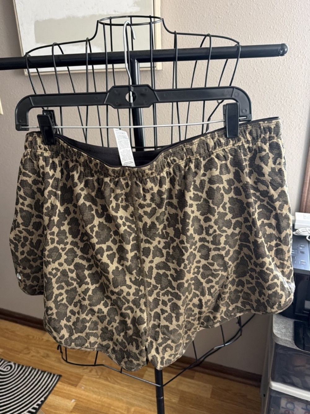 NWT Lululemon Swiftly Mid-Rise Cheetah Leopard Print Shorts 3” Size 14 - Picture 2 of 4